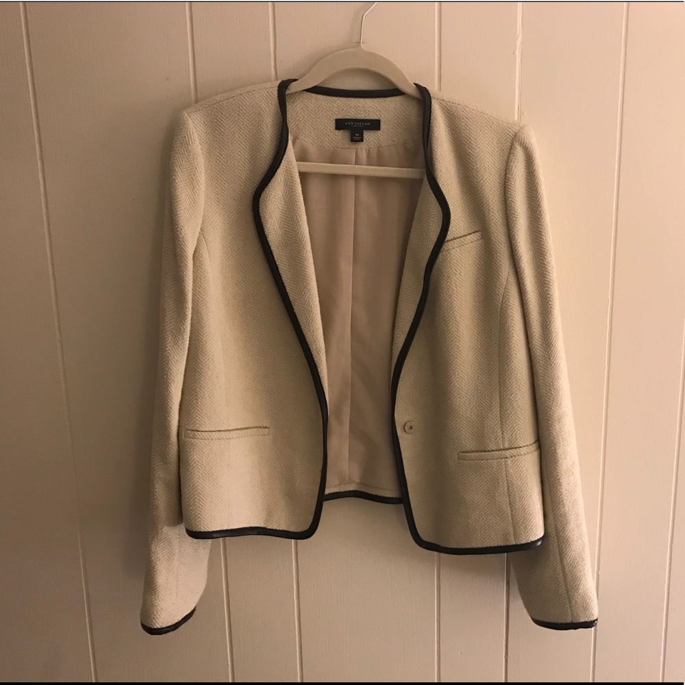 ✨ Cream blazer with black faux leather piping 10 ✨